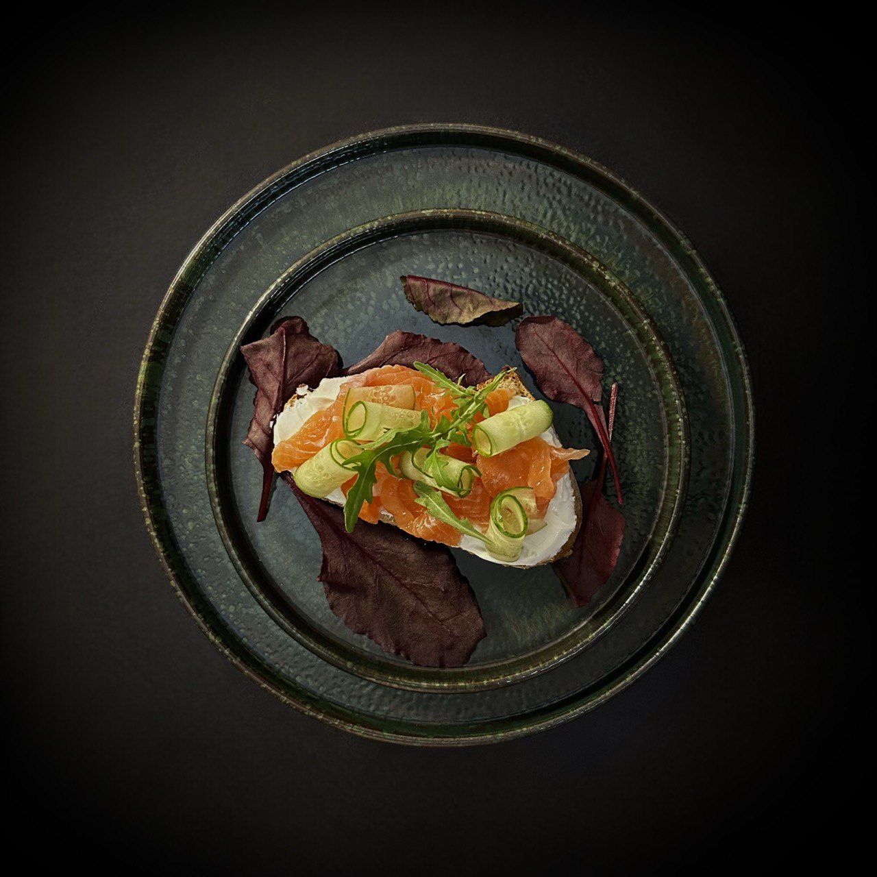 Брускета з слабосоленим лососем та крем сиром 