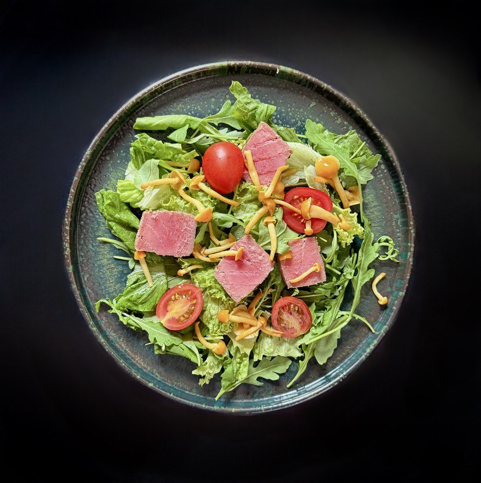 Салат з тунцем, чері та опеньками