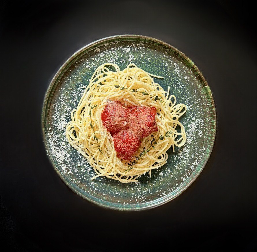 Італійська паста з мітболами у соусі pomodoro