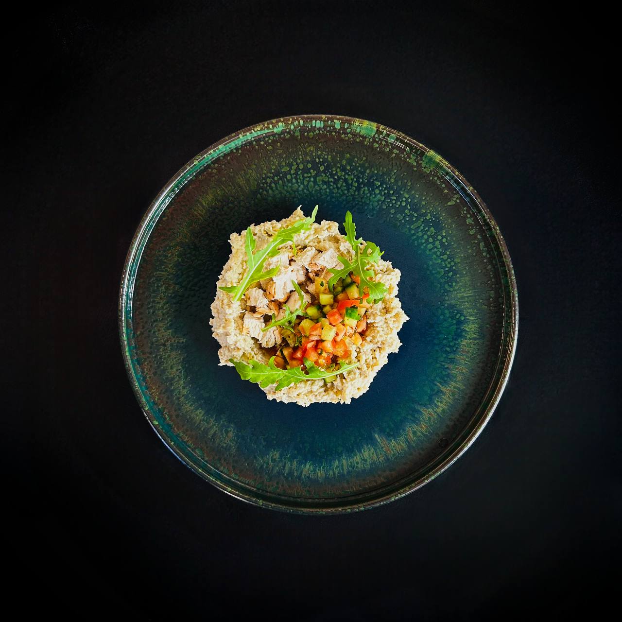 Вівсянка з куркою сувід та овочевою сальсою