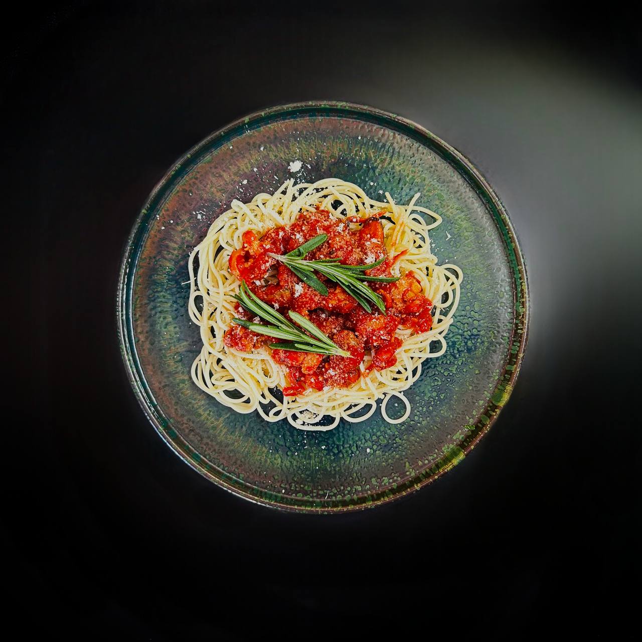 Спагетті з морепродуктами та соусом маринара