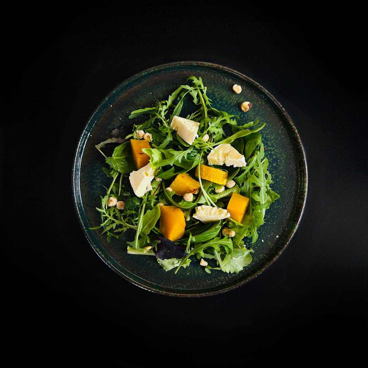 Салат з сиром брі та медовим гарбузом з горішками