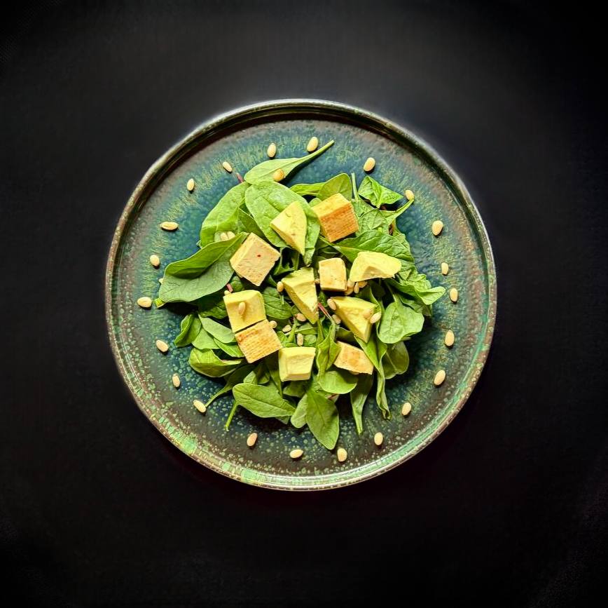 Салат з сиром тофу, авокадо та кедровими горіхами