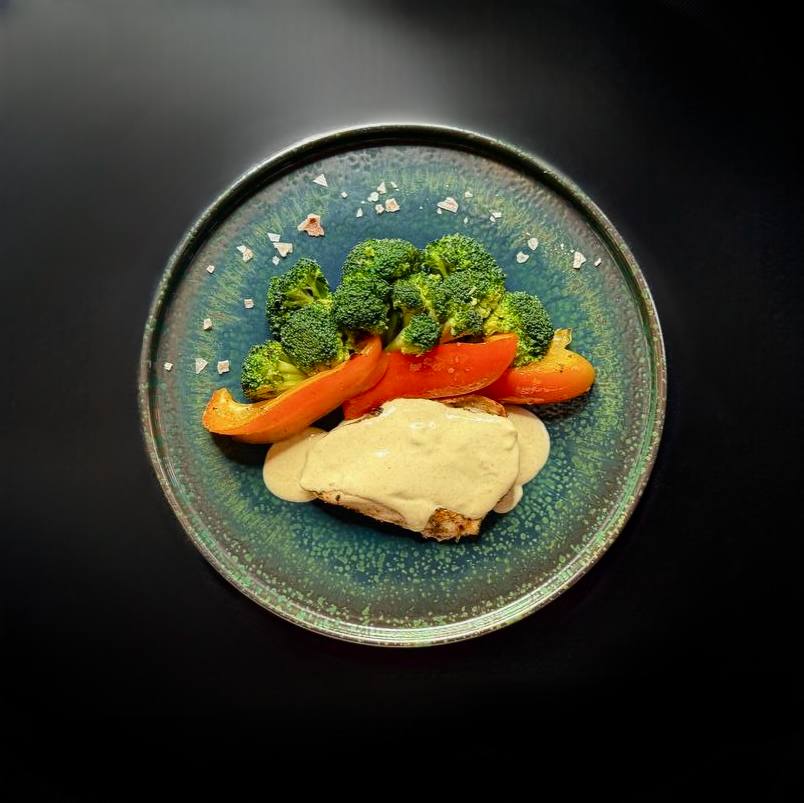 Курка карі з перцем та броколі