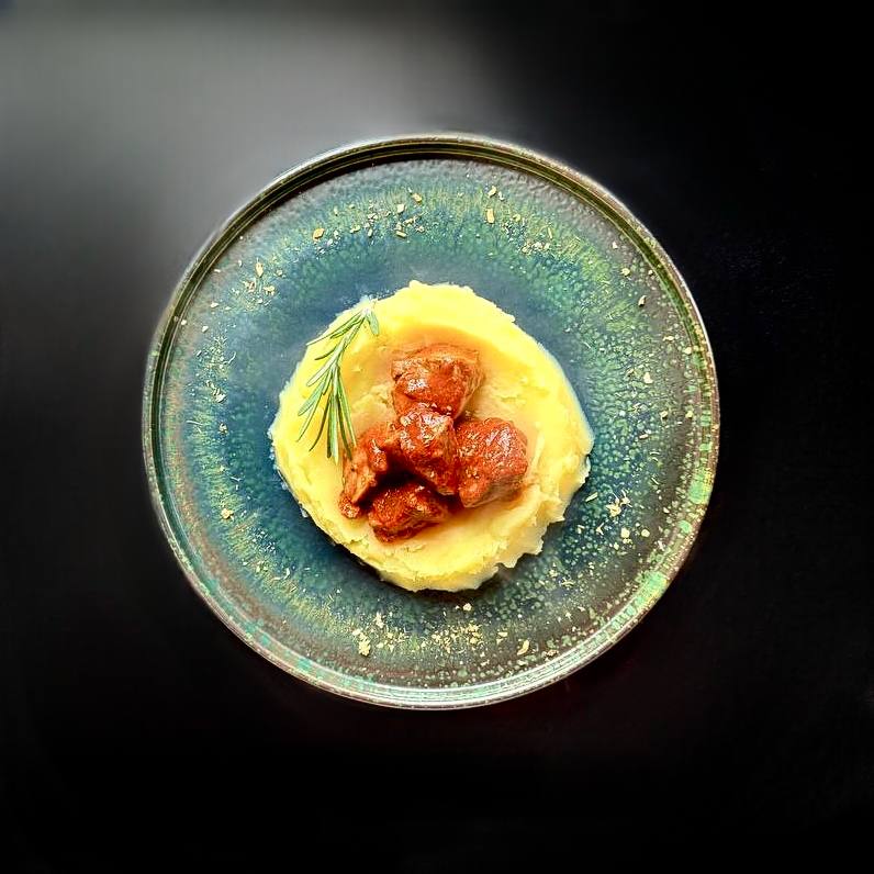 Картопляне пюре з томленою качкою в томатному соусі