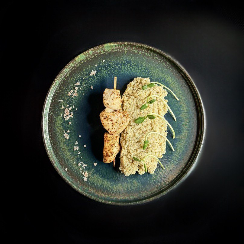 Медові шашлички з пшеничкою кашею та соусом барбекю