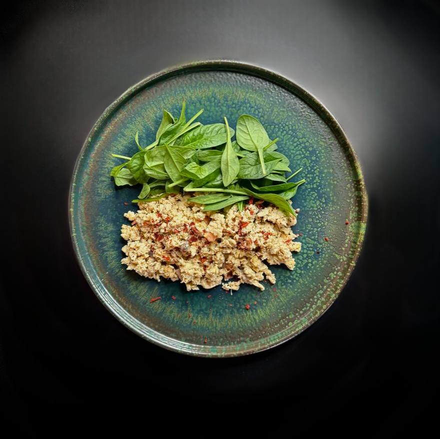 Скрембл з овочами та зеленим салатом