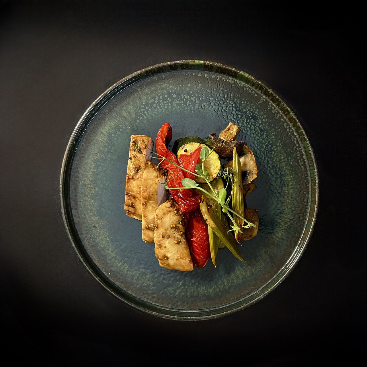 Запечені овочі з стейком з курки