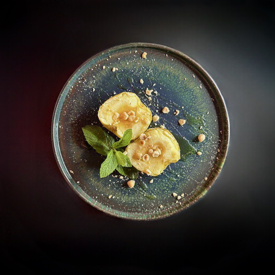 Запечене яблуко з медом та горішками