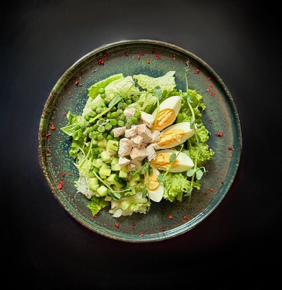 Салат овочевий з яйцем та та відварною куркою