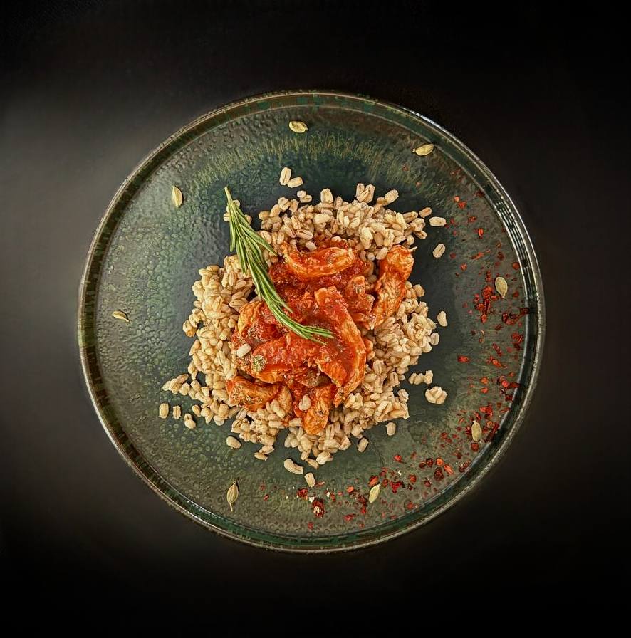 Біфстроганов у томатному соусi з перловою кашею