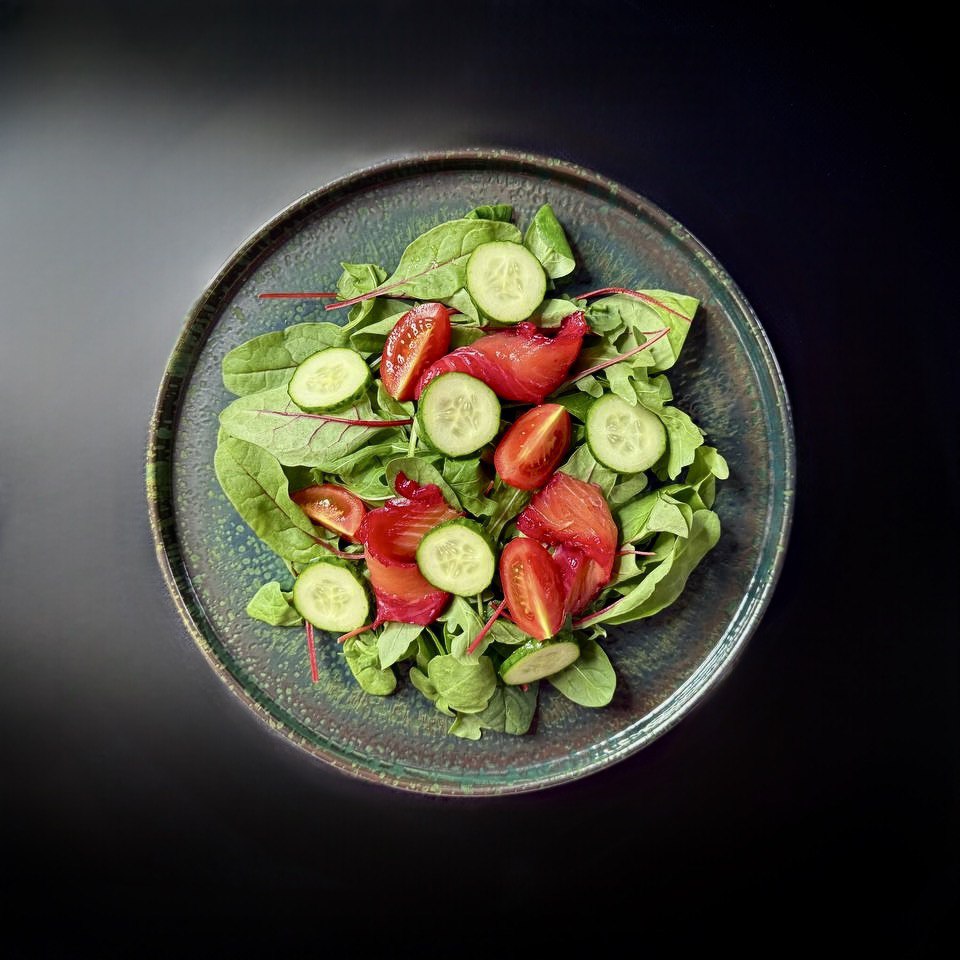 Салат з лососем Гравлакс та цитрусовим дресінгом