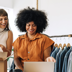ecommerce unternehmerin lachend