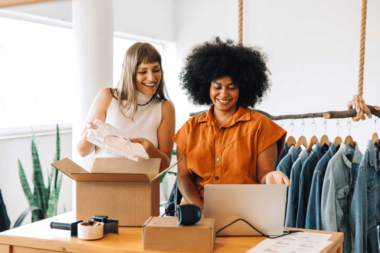 lachende Unternehmerinnen E-Commerce Finanzierung