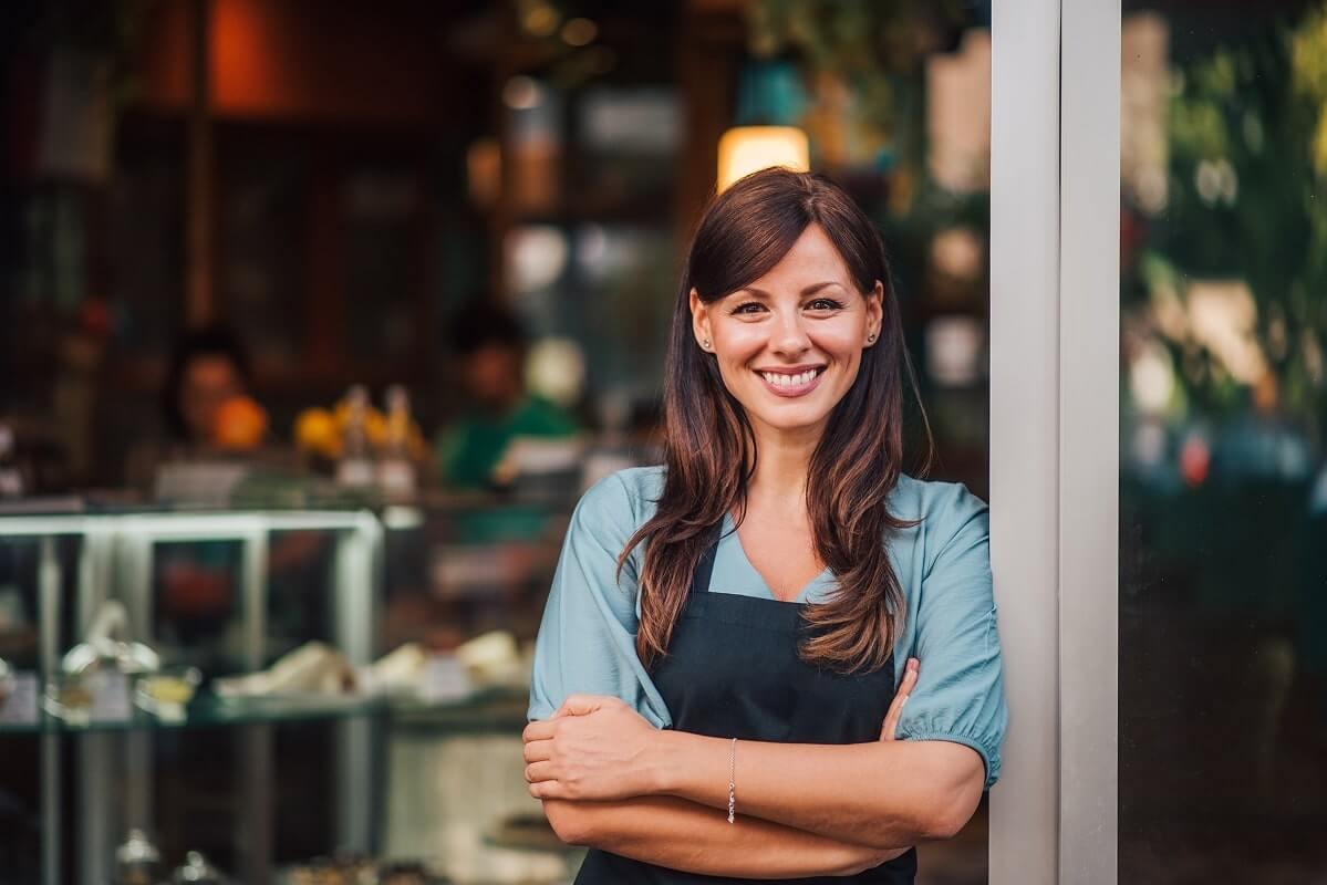 blog pic restaurant besitzerin vor dem eingang lachend small