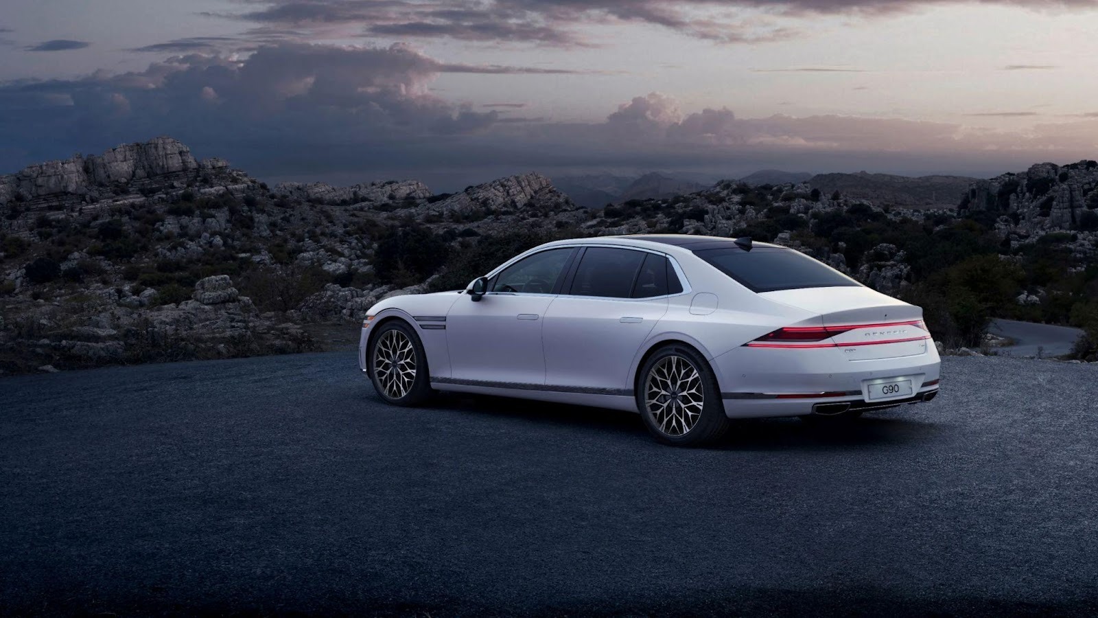 Side exterior view of Genesis G90