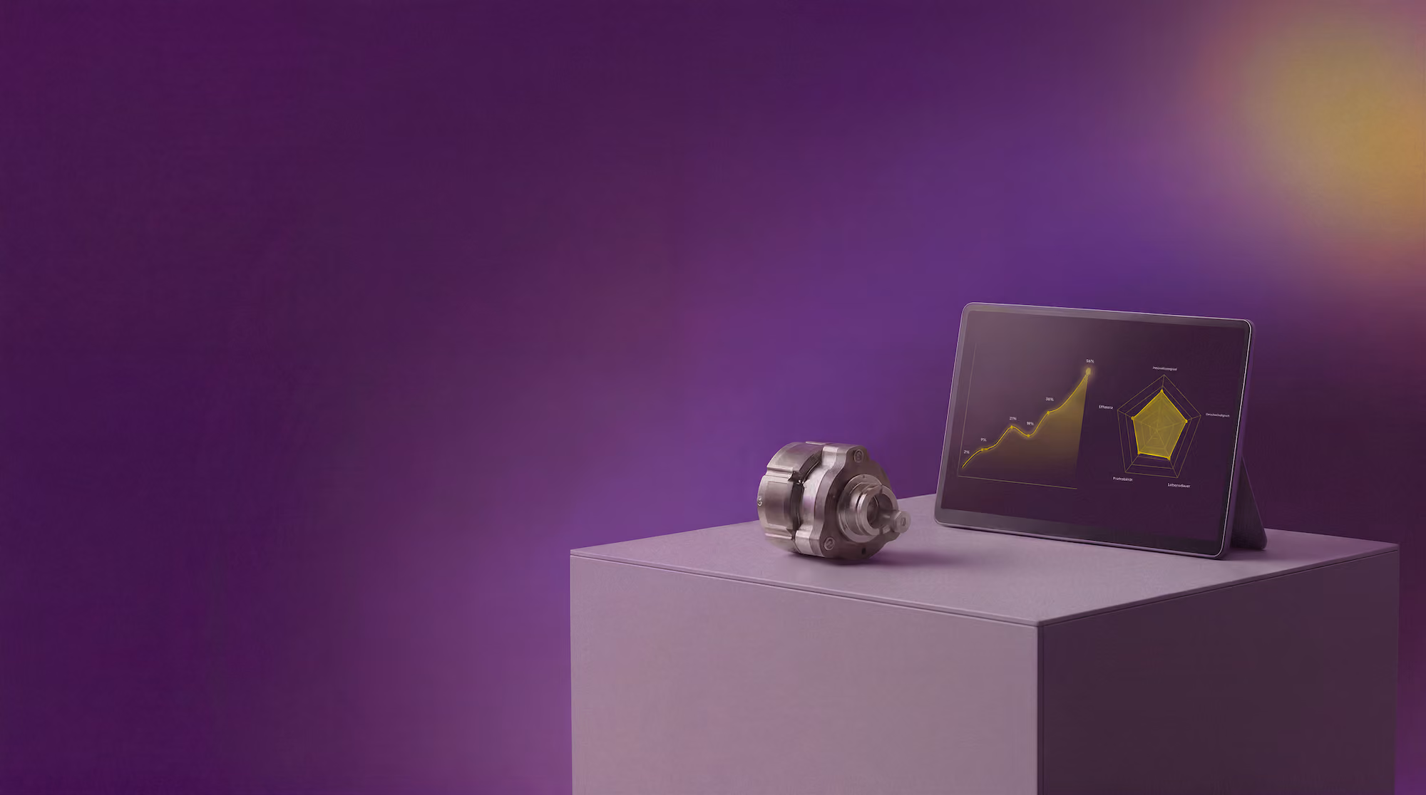 Motor neben Tablet mit gelben Diagrammen auf violettem Podest vor violettem Hintergrund.