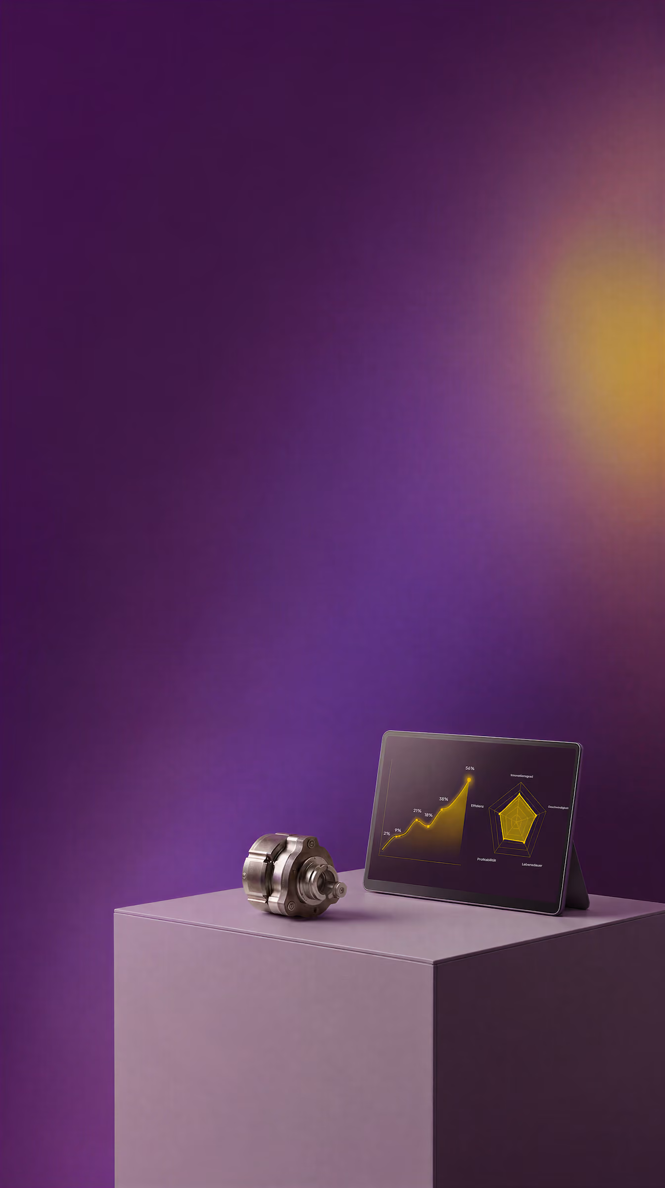 Motor neben Tablet mit gelben Diagrammen auf violettem Podest vor violettem Hintergrund.