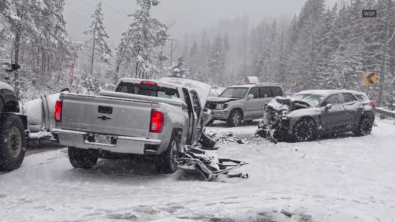 Зимняя авария на скользкой дороге