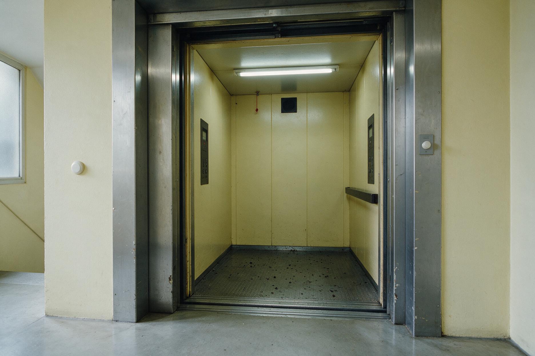 El ascensor se detuvo desnivelado y él cayó. ¿Cómo probarlo después?
