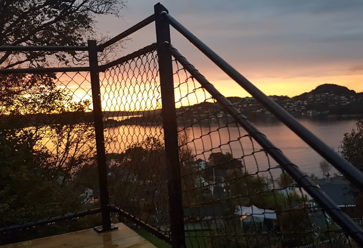 Rekkverk med utsikt i solnedgang