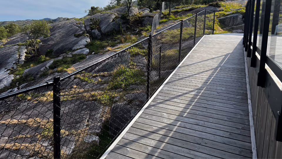 Flettverksgjerde i skrånende terreng