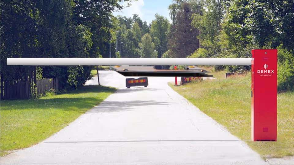 Veibom fra Demex i skogsområde