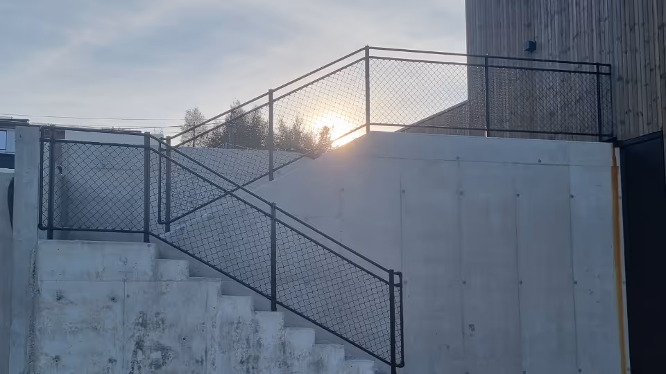 Rekkverk for trapper i betongmiljø