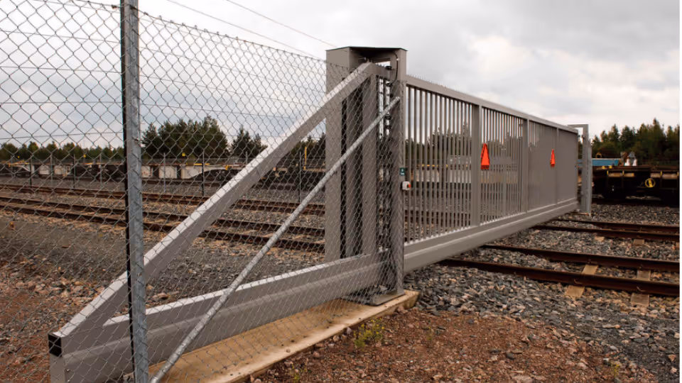 Automatisk skyveport ved jernbaneovergang