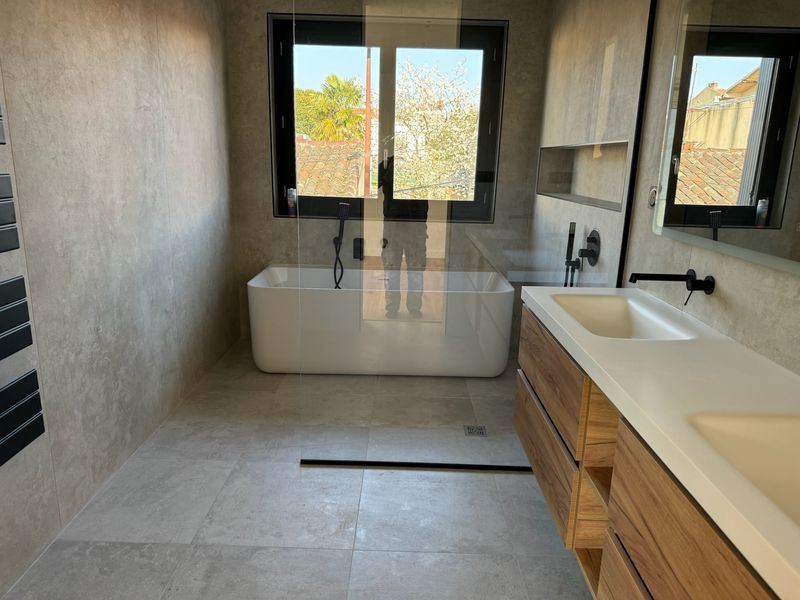 Appartement et salle de bain contemporaine — photo 1