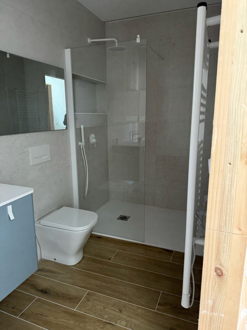 Appartement et salle de bain contemporaine — photo 2