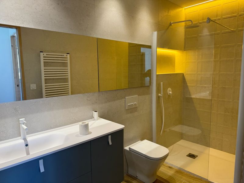 Appartement et salle de bain contemporaine — photo 3
