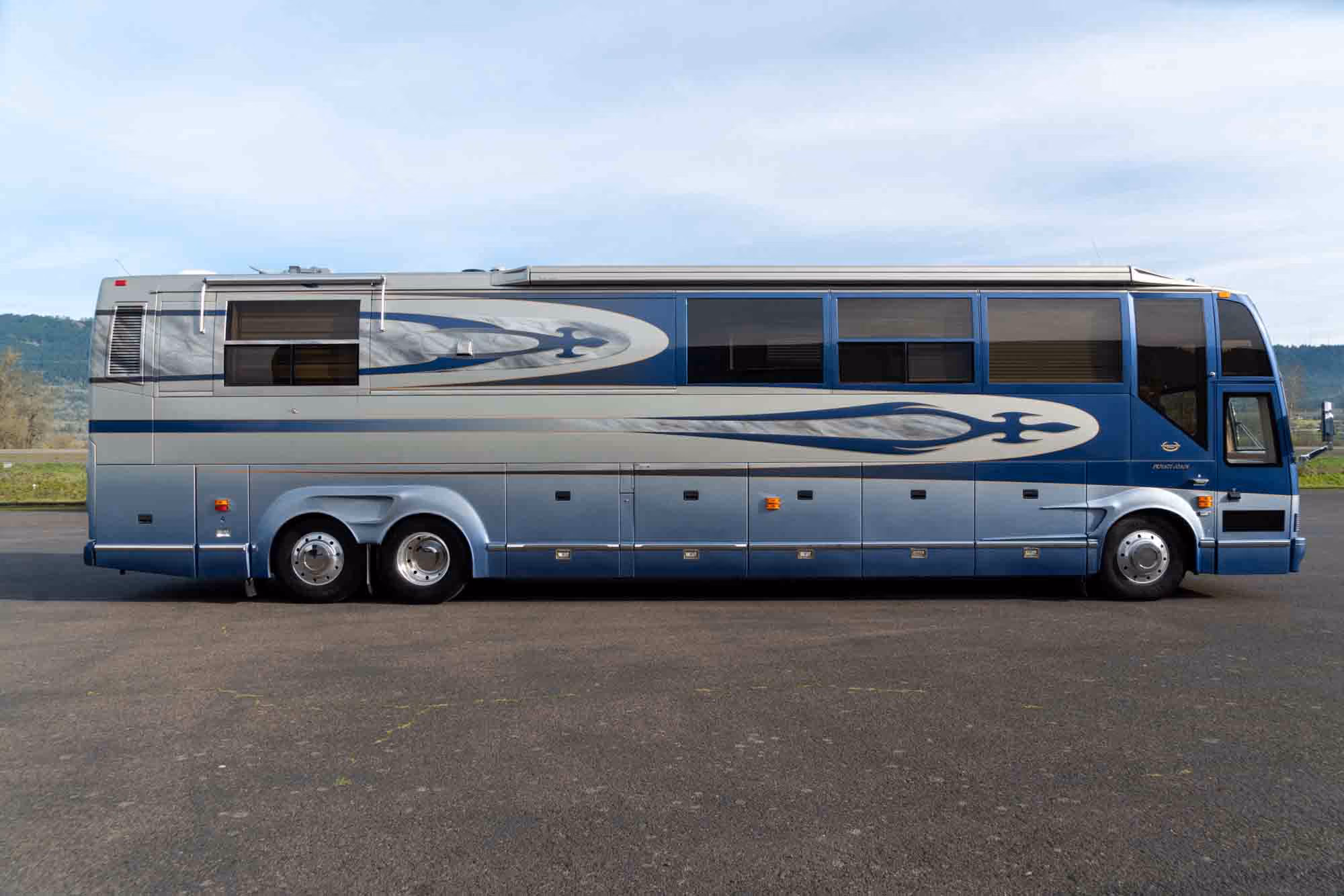 Solid wood plank flooring in salon of Marathon Coach 0735