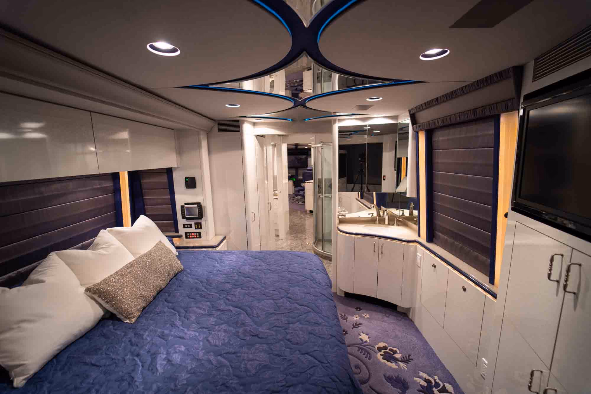Interior expandable booth dinette in Marathon Coach 1038