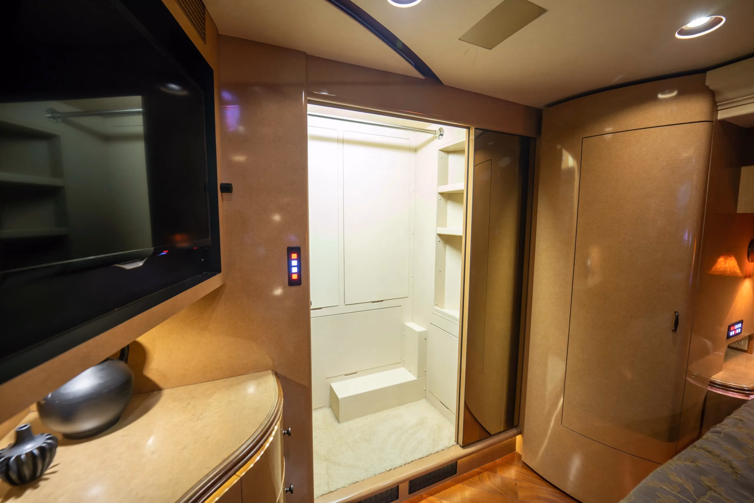 Interior bedroom of Marathon Coach 1176