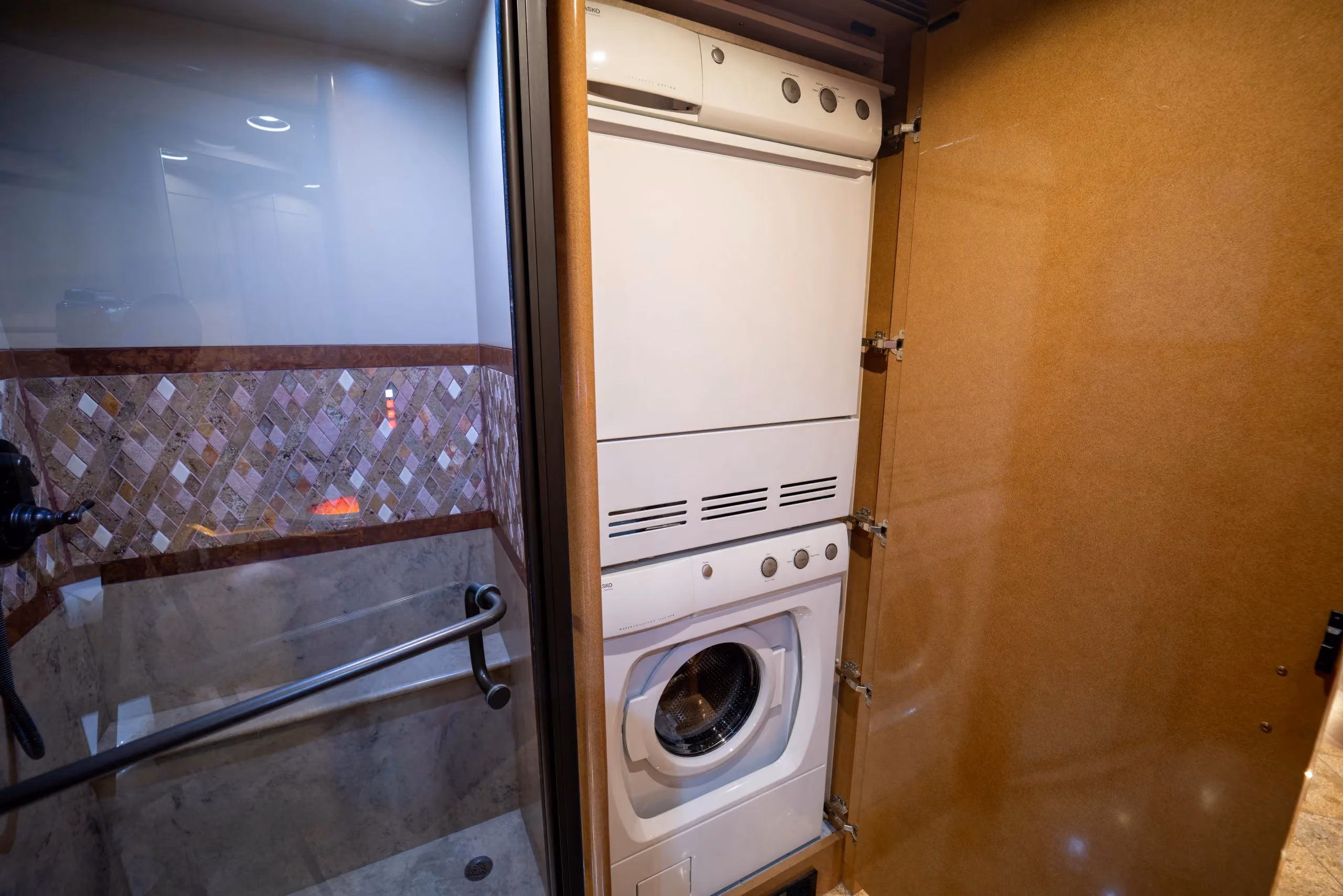 Interior transition area of Marathon Coach 1176