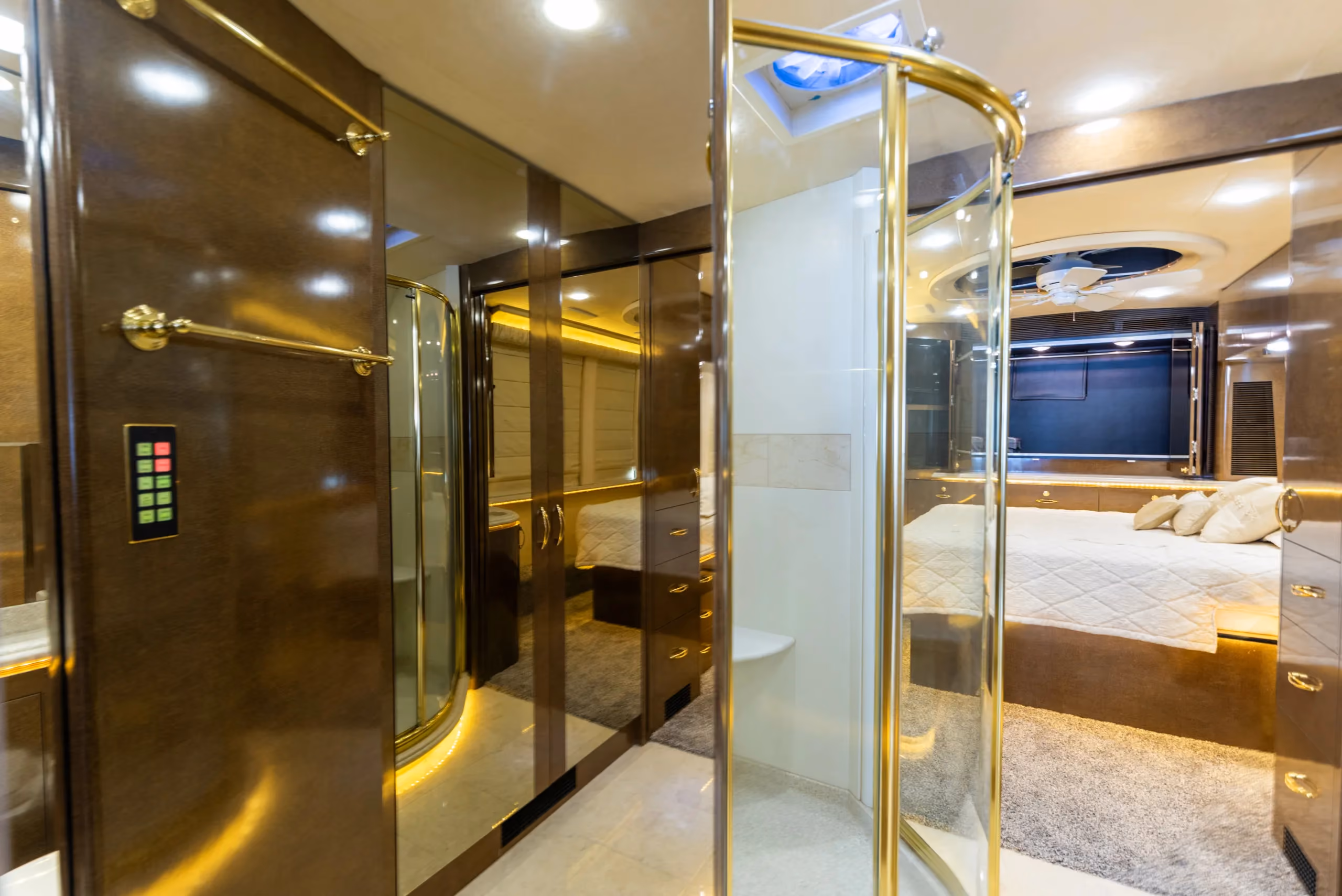 Bedroom of Marathon Coach 0727