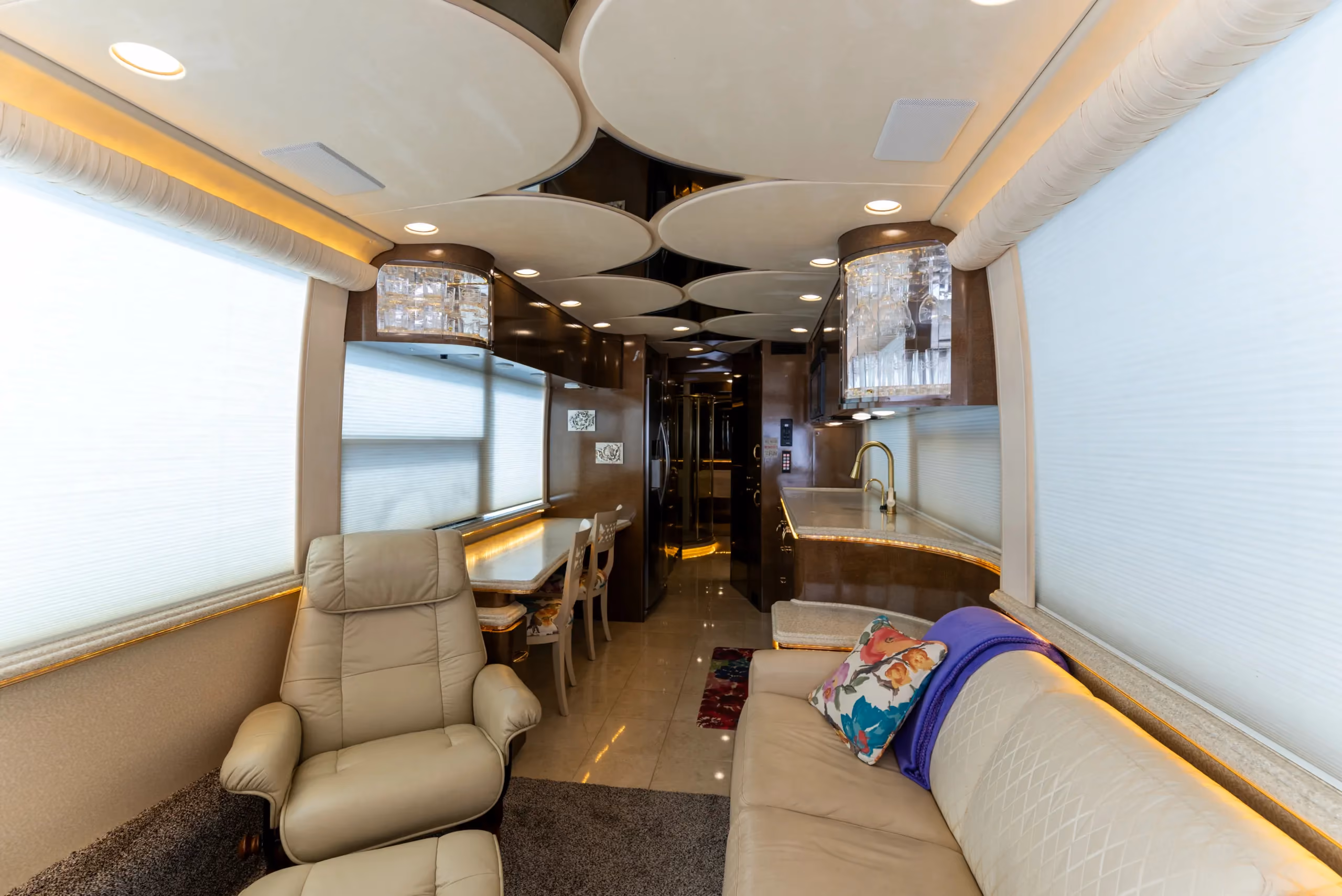 Interior finishes and detail in Marathon Coach 0727
