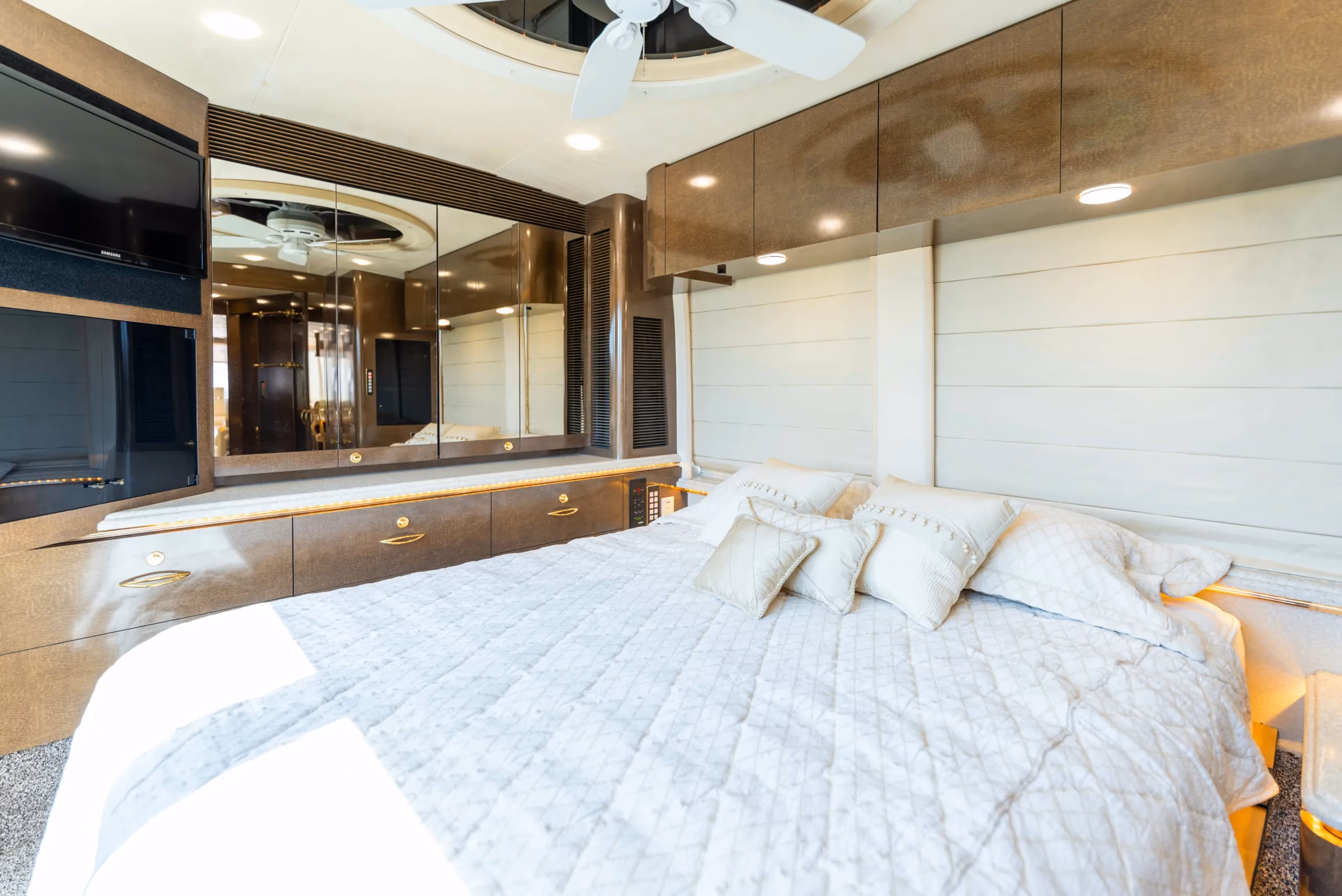 Wardrobe and storage in Marathon Coach 0727