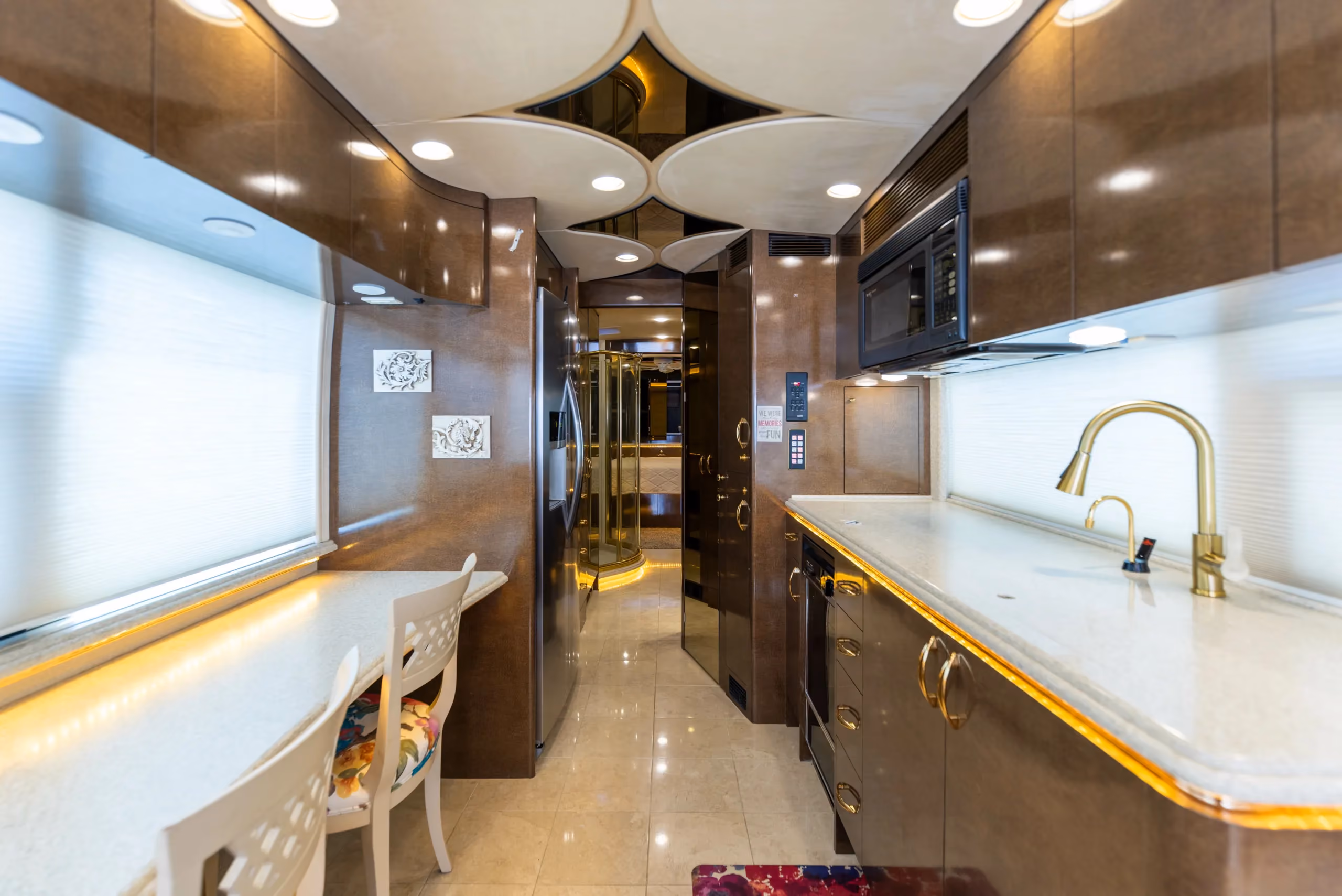 Dining area of Marathon Coach 0727