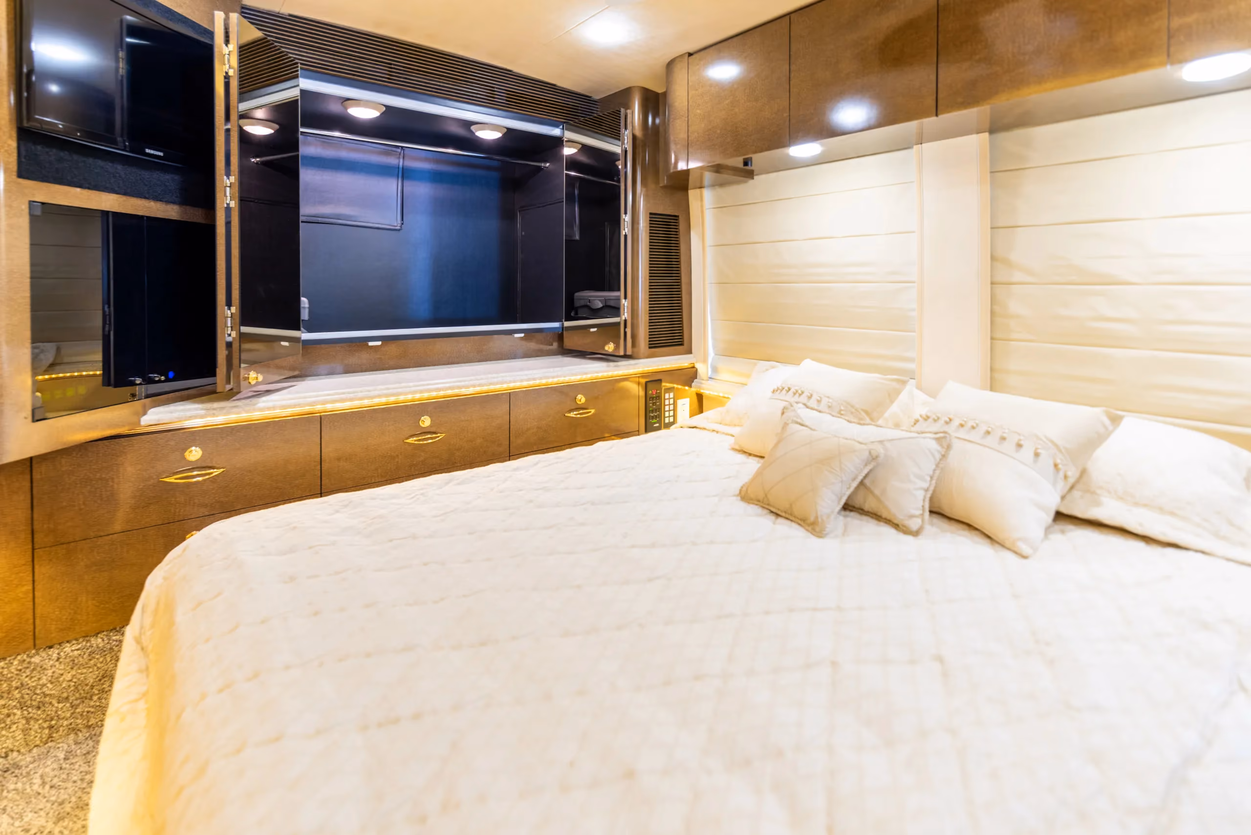 Bedroom detail in Marathon Coach 0727