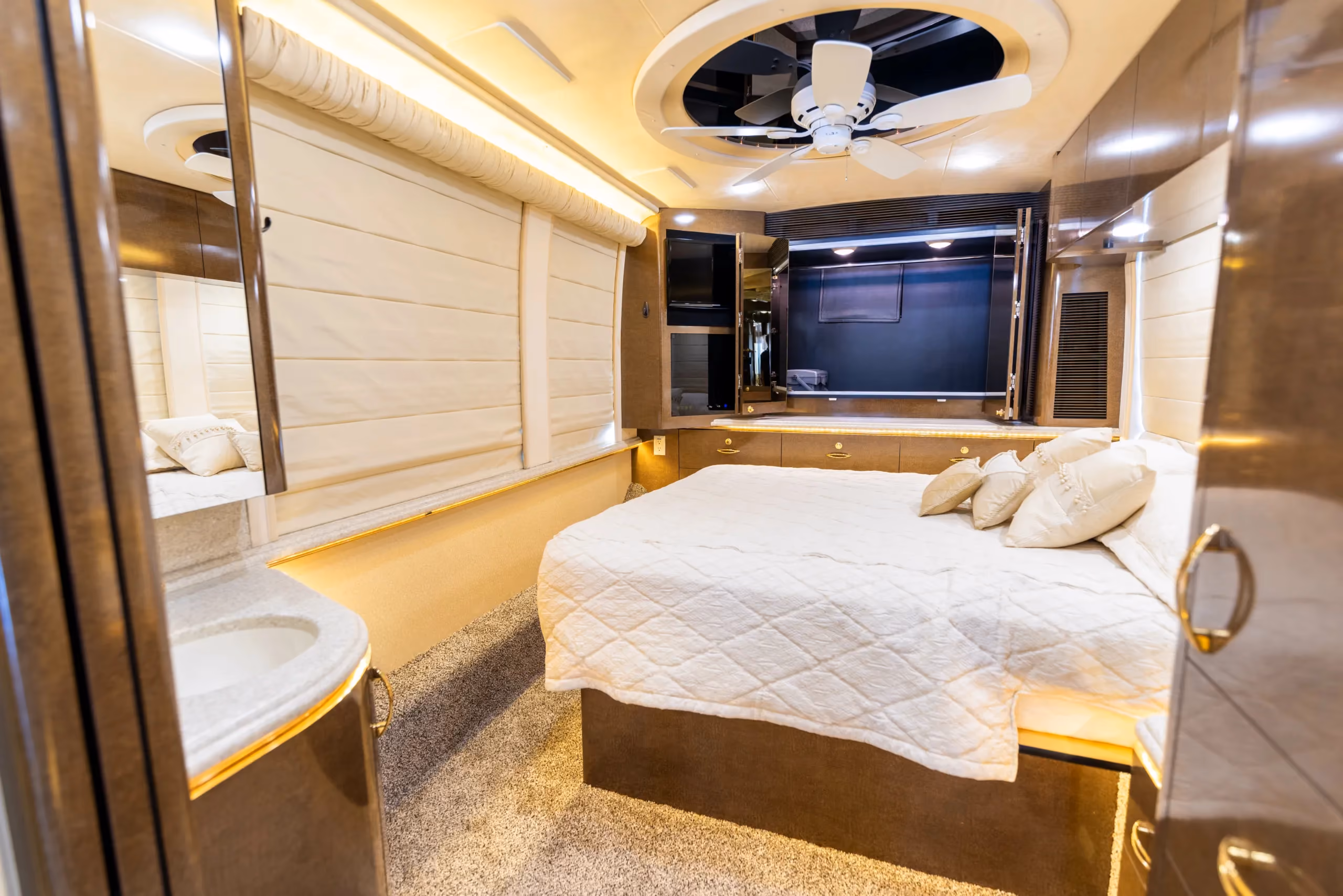 Bedroom cabinetry in Marathon Coach 0727