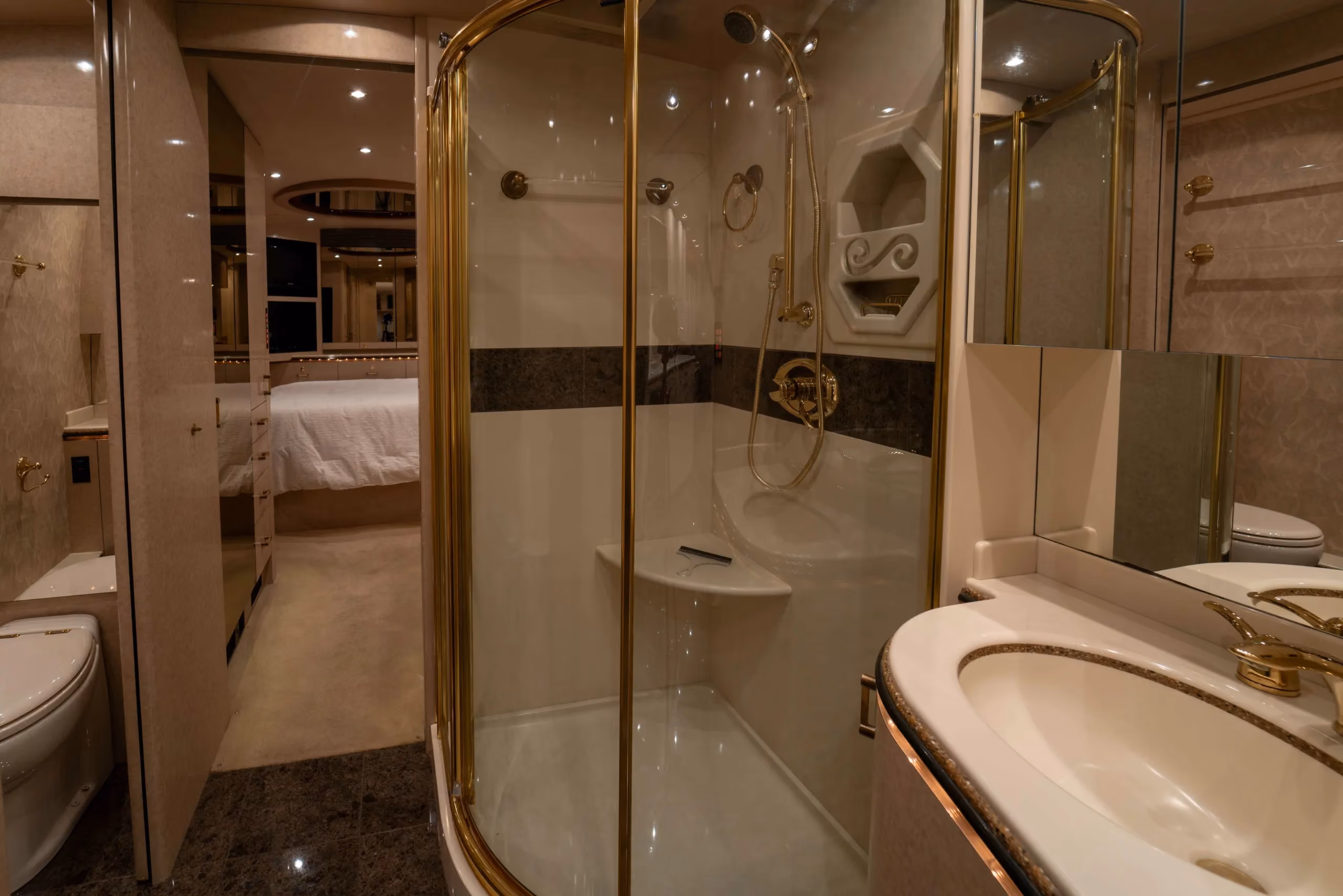 Mid-coach area of Marathon Coach 0713