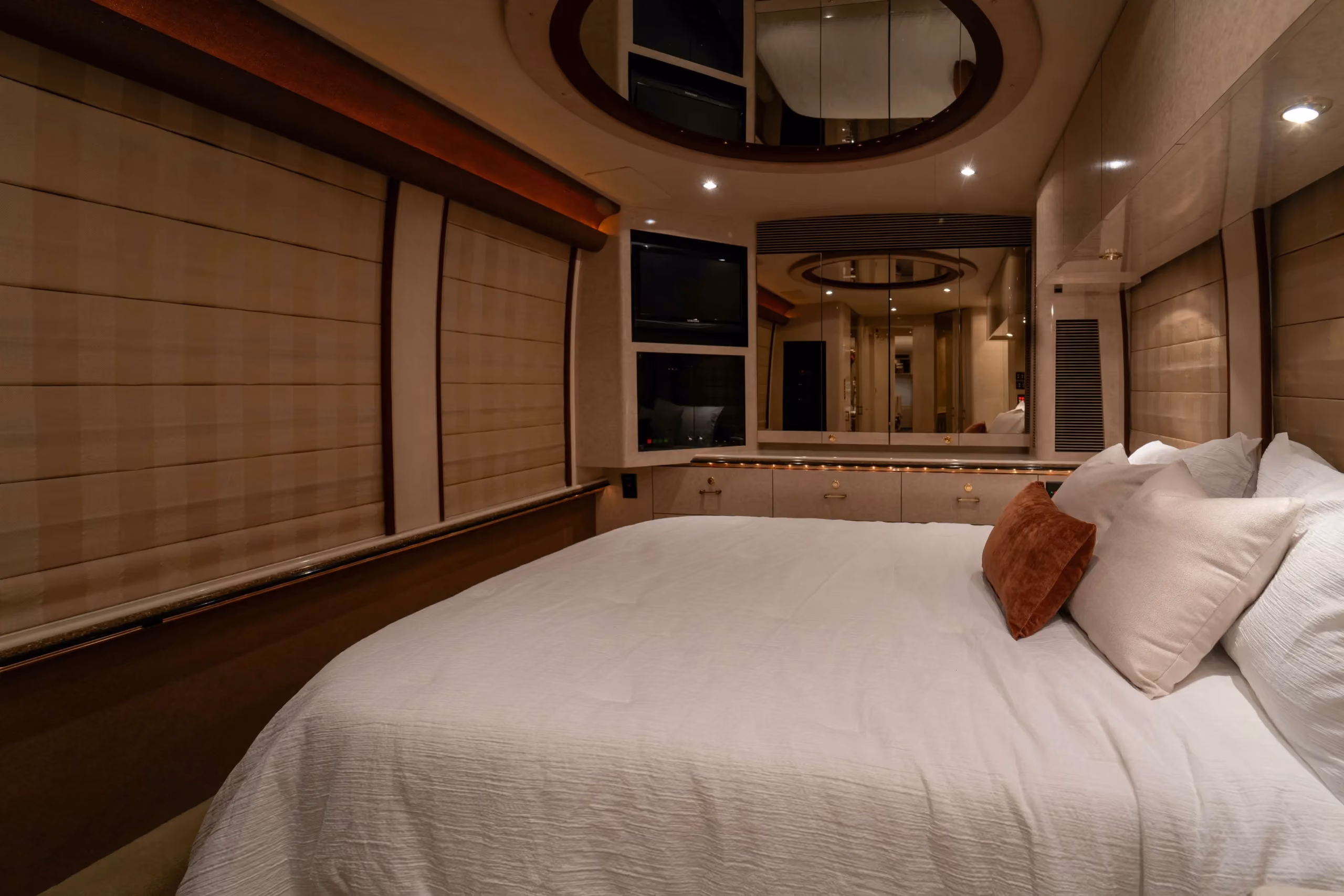 Bedroom detail of Marathon Coach 0713