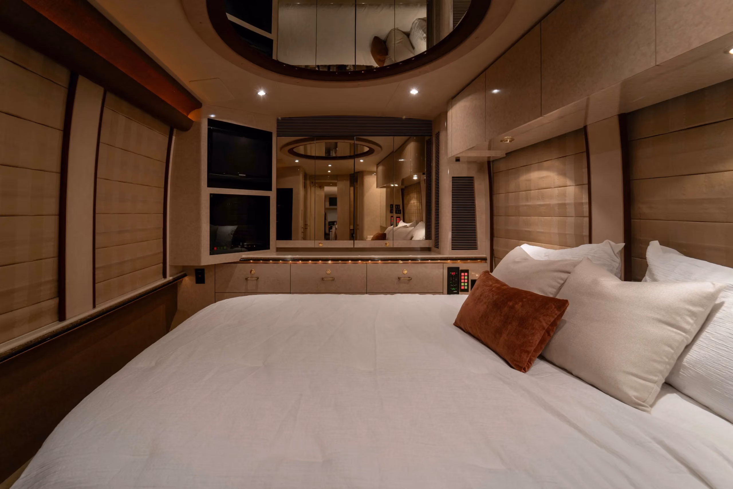 Storage and wardrobe in Marathon Coach 0713