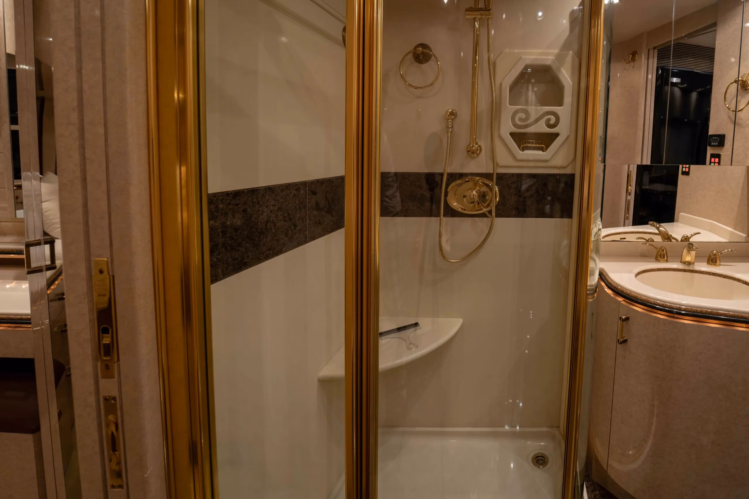 Bedroom suite of Marathon Coach 0713
