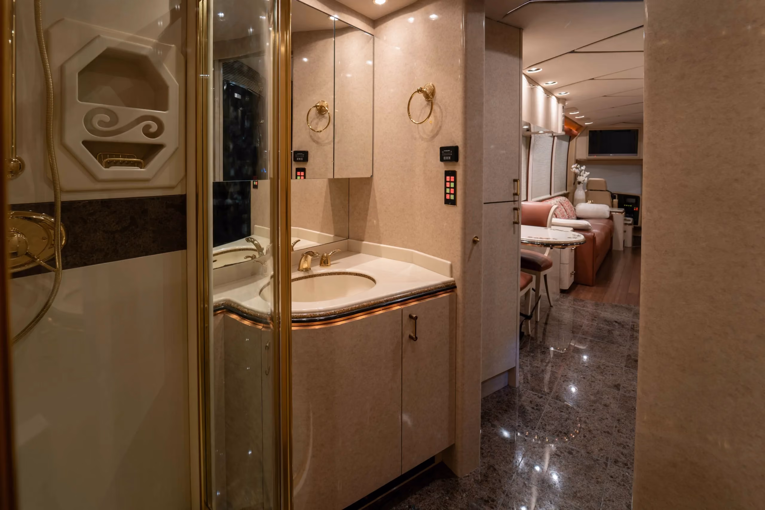 Salon detail close-up in Marathon Coach 0713