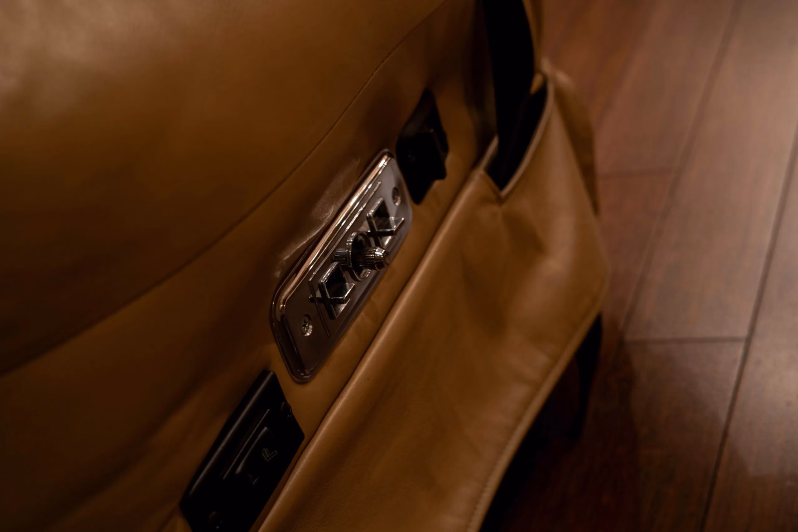 Material and surface detail in Marathon Coach 0713