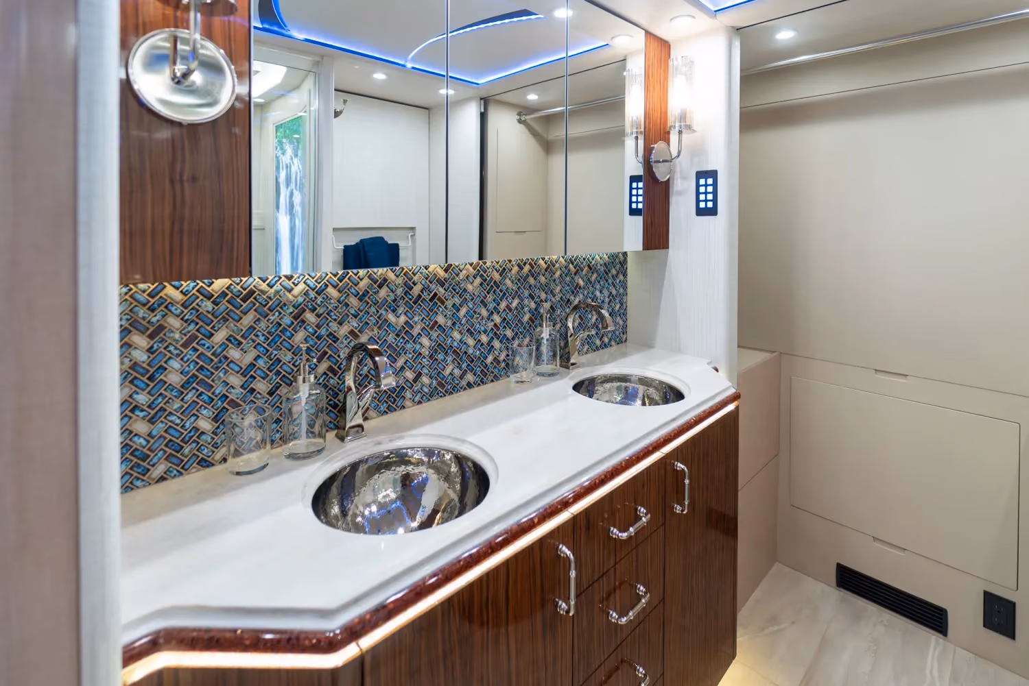Marathon Coach #1370 | Luxury Motorcoach for Sale
