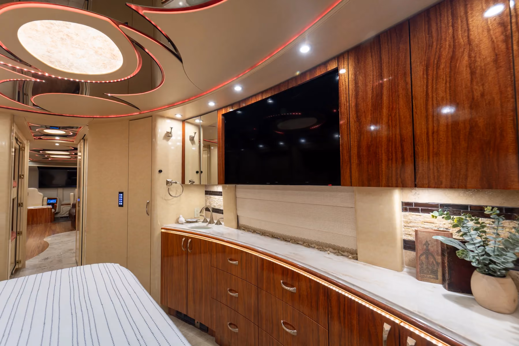 Interior bedroom of Marathon Coach 1225
